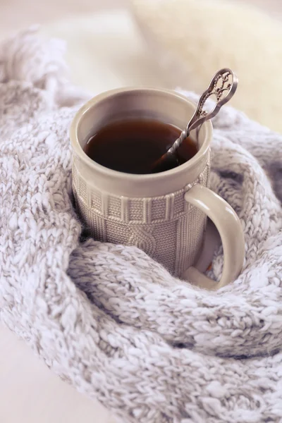 Copo de bebida quente na sala de estar. Confortável fim de semana de inverno ou feriados em casa — Fotografia de Stock