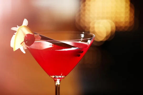 Glas Cocktail auf Barhintergrund — Stockfoto