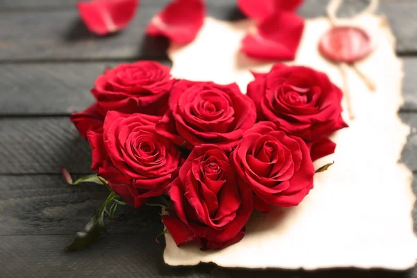 Rosas rojas frescas — Foto de Stock