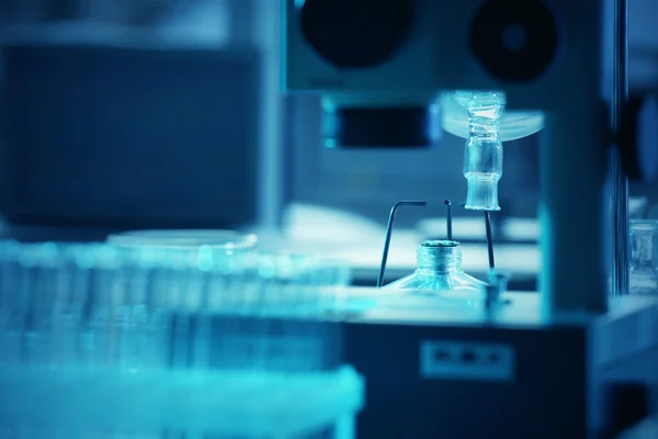 Мікроскоп і скляний посуд в лабораторії — стокове фото