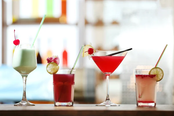 Glasses of cocktails on bar background — Stock Photo, Image