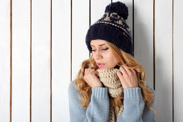 Winter portret van jonge blonde vrouw — Stockfoto