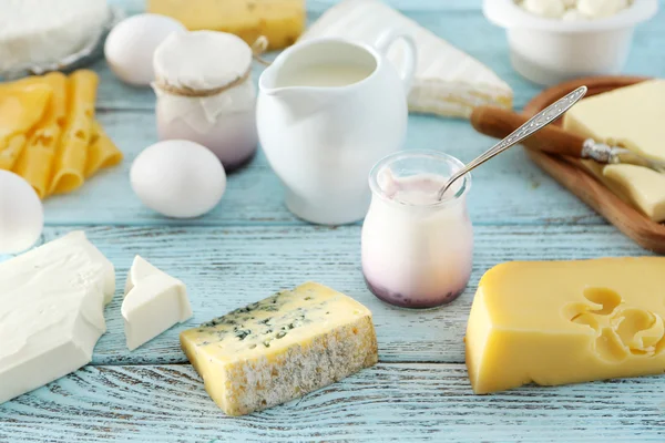 Frische Milchprodukte auf blauem Holztisch, Nahaufnahme — Stockfoto