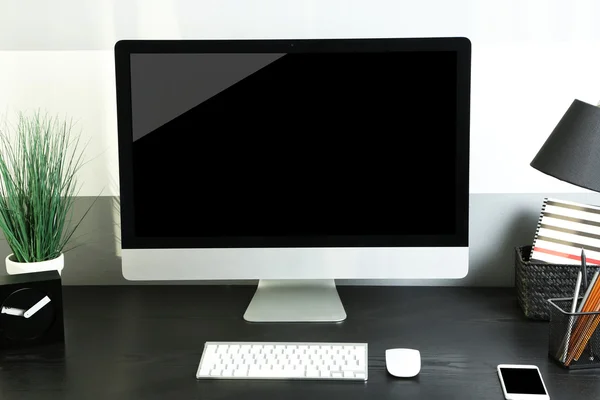 Arbeitsplatz mit modernem Computer — Stockfoto