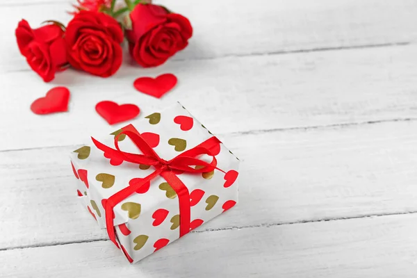Gift box, rose flowers and decorative hearts — Stock Photo, Image