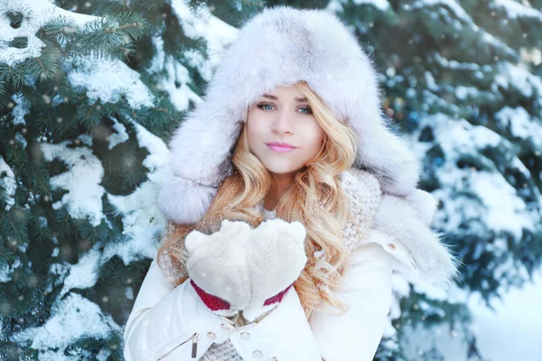 Retrato de invierno de una joven rubia — Foto de Stock