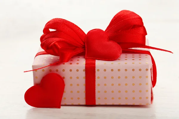 Confezione regalo e cuore decorativo — Foto Stock