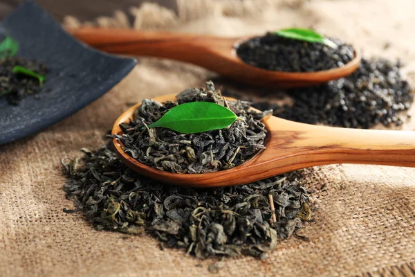 Granulowany herbaty z zielonych liści na worze zbliżenie — Zdjęcie stockowe