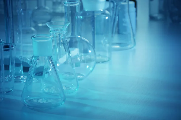 Laboratorieartiklar av glas på bordet — Stockfoto