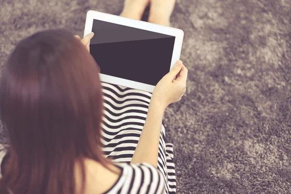 Mädchen mit digitalem Tablet — Stockfoto