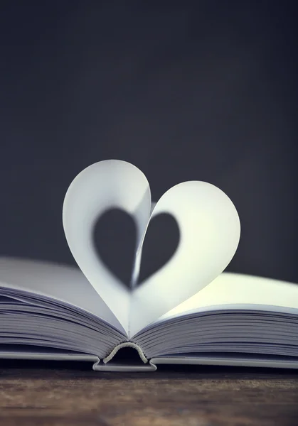 Hjärta från bok sidor — Stockfoto