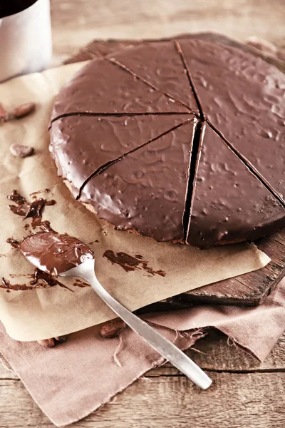 Нарізаний шоколадний торт на дерев'яному столі — стокове фото