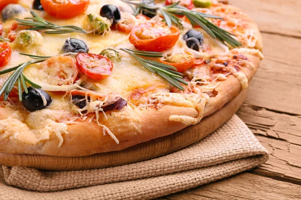 Deliziosa pizza fresca sul tavolo di legno primo piano — Foto Stock