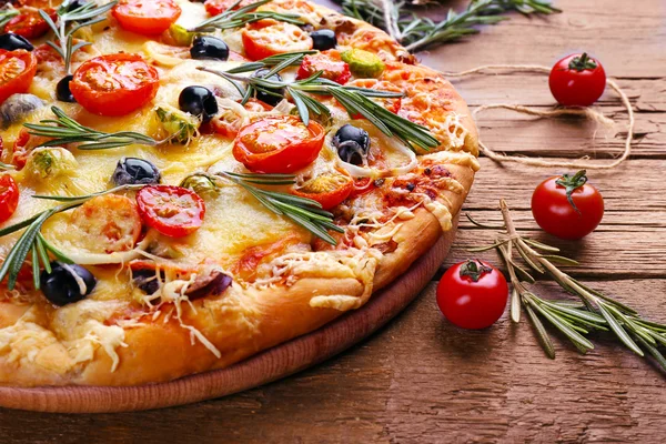 Νόστιμη πίτσα νωπά σε φόντο ξύλινη — Φωτογραφία Αρχείου