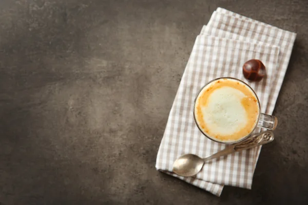 Молочный кофе в стеклянной чашке с ложкой — стоковое фото