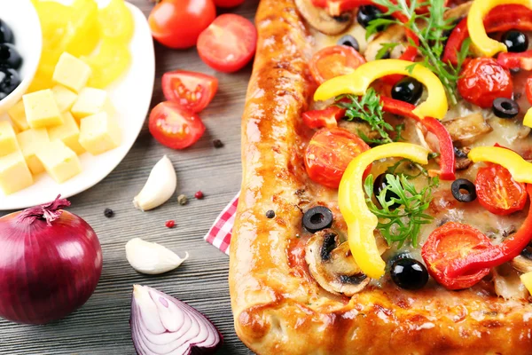 Färsk hemlagad pizza på träbord närbild — Stockfoto
