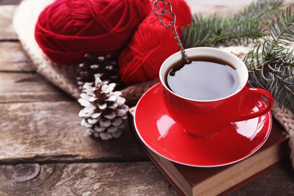 Tasse Heißgetränk mit gestricktem warmen Winterschal auf altem Holztisch — Stockfoto