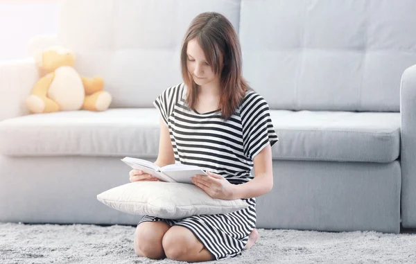 Menina bonita livro de leitura — Fotografia de Stock