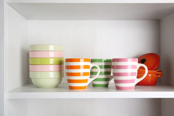 Vaisselle colorée sur étagère — Photo