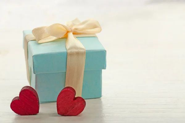 Caja de regalo y corazones decorativos —  Fotos de Stock