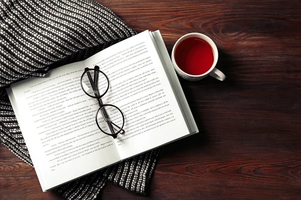 Libro aperto, tazza di tè e bicchieri — Foto Stock