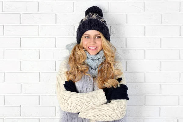 Vinter porträtt av ung blond kvinna — Stockfoto