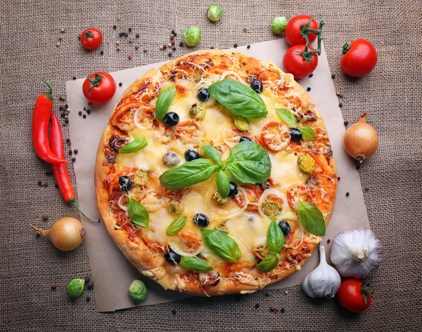 Leckere frische Pizza auf Sacktuch, Draufsicht — Stockfoto