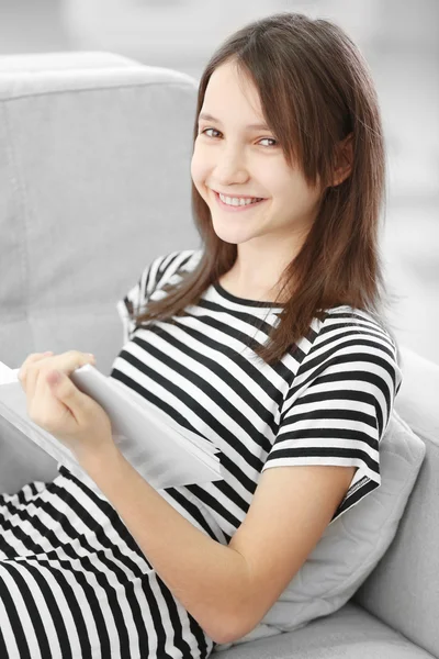 Schönes Mädchen liest Buch — Stockfoto