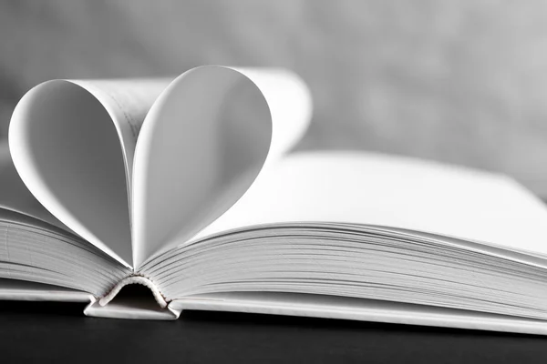 Feuilles de livre incurvées en forme de coeur — Photo