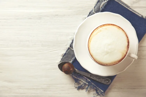 Köpük ve şeker Beyaz ahşap masa masada sıcak cappuccino fincan — Stok fotoğraf