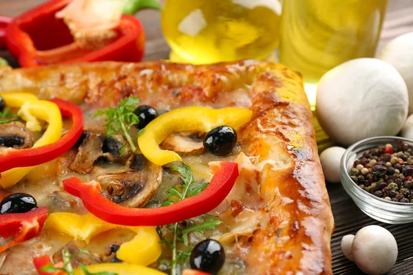 Freshly homemade pizza closeup — Stock Photo, Image