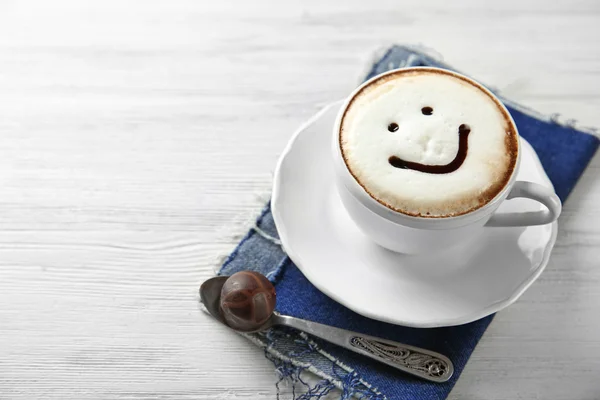 Tazza di cappuccino caldo con cioccolato — Foto Stock