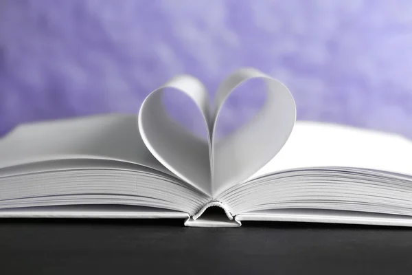 Feuilles de livre incurvées en forme de coeur — Photo