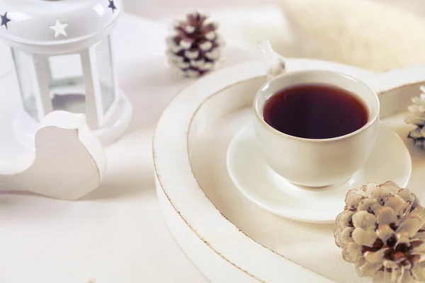 Прекрасная зимняя композиция с чашкой горячего напитка — стоковое фото