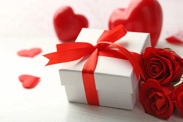 Caja de regalo, flores de rosas y corazones decorativos —  Fotos de Stock