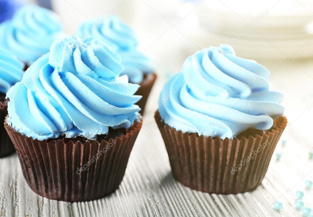 Cupcakes azules sobre mesa de madera: fotografía de stock © belchonock ...