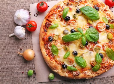 Lezzetli taze pizza üzerinde çul, üstten görünüm
