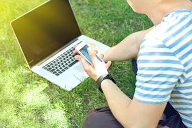 Bilgisayarlı genç adam