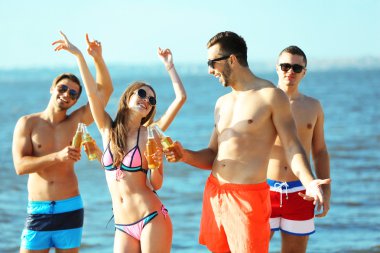 Mutlu arkadaş sahilde bira içmek