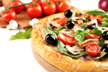 Açık renkli sebze ile lezzetli lezzetli pizza
