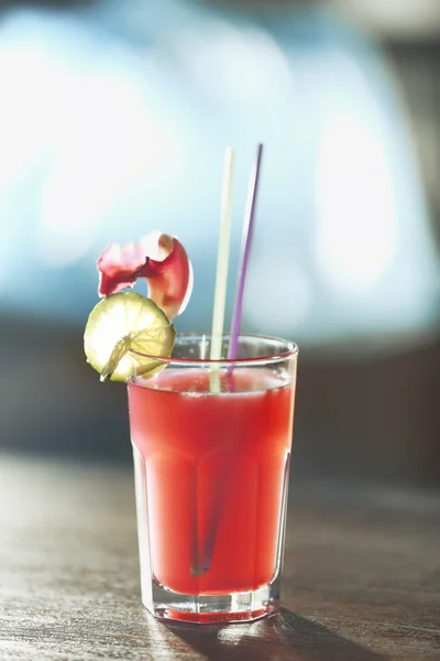 Copo de cocktail no fundo da barra — Fotografia de Stock