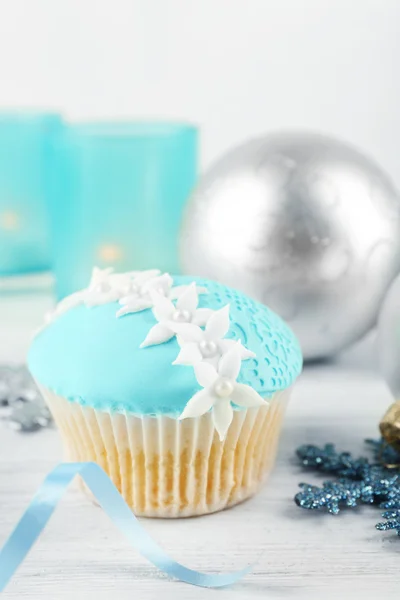 Gâteau bleu savoureux avec décorations, gros plan — Photo