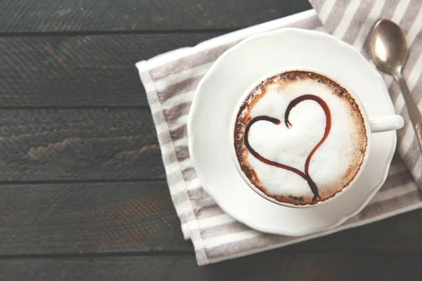 Cappuccino com xarope de chocolate e colher — Fotografia de Stock
