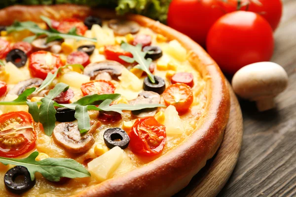 Ízletes pizza zöldségekkel, közelkép — Stock Fotó