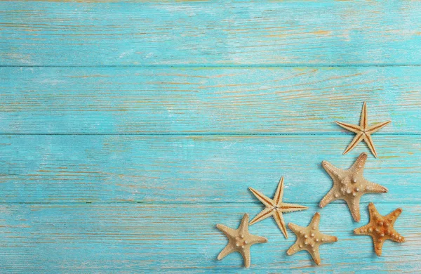 Conchas de mar sobre mesa de madera — Foto de Stock