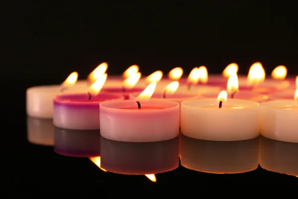 Molte piccole candele che bruciano — Foto Stock