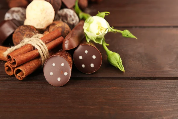 Ανάμικτες καραμέλες από σοκολάτα σε ξύλινα φόντο, κοντινό πλάνο — Φωτογραφία Αρχείου