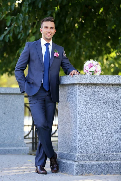 Noivo segurando buquê de casamento — Fotografia de Stock