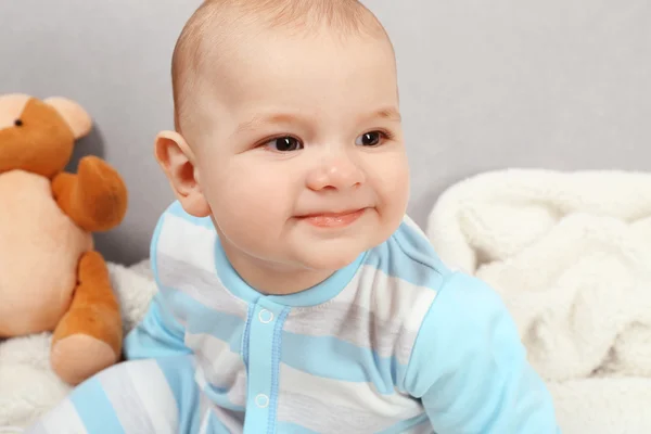Bebê adorável com ursos de pelúcia — Fotografia de Stock