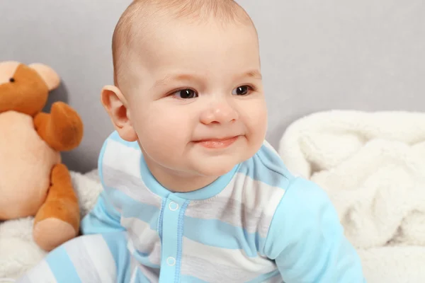 Adorable bébé avec des ours en peluche — Photo